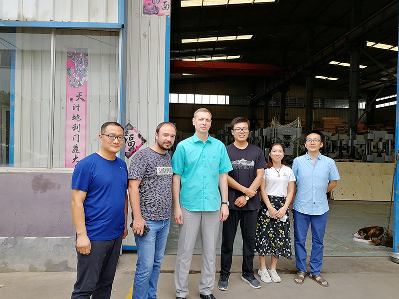 俄羅斯客戶到廠驗(yàn)收機(jī)器，獲得客戶一致好評(píng)